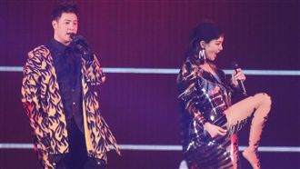 謝金燕助攻蛋　超辣現身長腿開到該邊