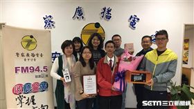 警廣頒發獎狀予工作忙碌中仍不忘熱情提供最新路況的女駕駛。（圖／警廣提供）