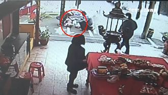 86歲嬤跌一跤　婆媽囑要雙腳跪著扶