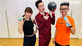 主持人雲爸、健身美少女峮峮以及健身教練MAX示範年後燃脂運動。
MAX帶雲爸和峮峮做暖身運動。
主持人和來賓現場體驗智能啞鈴「Kickbox 拳擊有氧」的課程。
雲爸和峮峮接受藥球訓練課程。