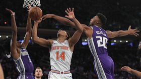 ▲福斯賣力協防尼克的Allonzo Trier。（圖／美聯社／達志影像）