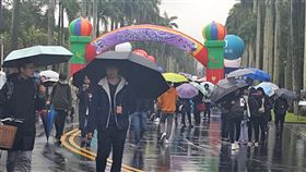 校園徵才開跑 67%企業願提供更高起薪台灣大學校園徵才企業博覽會9日在雨中登場，但仍有許多人到場求職，yes123求職網調查，今年有逾8成企業表示會透過校園徵才，並有近67%企業願意為徵才活動就開始投遞履歷的「求職早鳥」提供更高起薪。中央社記者廖禹揚攝 108年3月9日