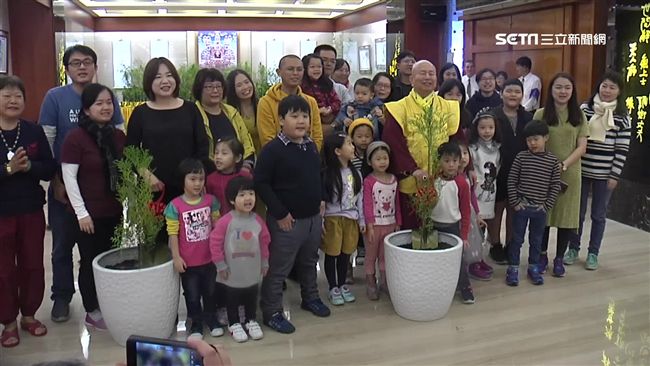 蓮生活佛贈樹苗　籲心靈環保珍惜土地