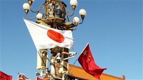 安倍來訪　天安門前遍插中日國旗日本首相安倍晉三24日訪問中國，中國官方依慣例在天安門城樓前的長安大街一帶懸掛中日兩國國旗，多數中國民眾對此沒有特殊感覺，但也有少數人覺得不舒服。中央社記者邱國強北京攝　107年10月26日