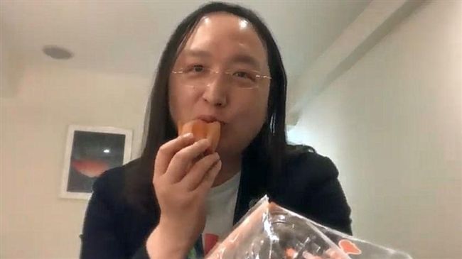 台日友好！唐鳳啖福島柿餅助災區復興