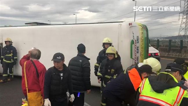 國道遊覽車翻覆／轎車打水漂失控釀禍