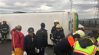 國道遊覽車翻覆／轎車打水漂失控釀禍
