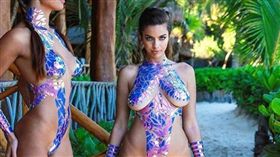 2019年膠帶比基尼強勢回歸。（翻攝自Instagram：blacktapeproject）