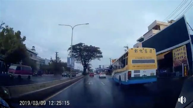客運雨天鬼切超車　內外線飄移狂飆