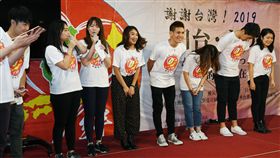 謝謝台灣活動　日本學生感謝311援助日本311東北震災將滿8週年，由日本在台留學生組成的「謝謝台灣活動實行委員會」10日在台北地下街舉辦「謝謝台灣」活動，學生們上台致詞並鞠躬感謝台灣對日本311大地震的援助。中央社記者施宗暉攝　108年3月10日