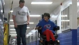 高中弟偷打工2年存錢，只為幫死黨買電動輪椅。（圖／翻攝Daily Mail）