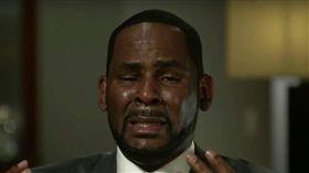 勞凱利在接受專訪時失控泣訴。（圖／翻攝自CBS）