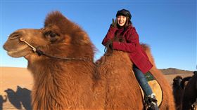 駱駝比她想像中高大速度又穩又快。（圖／翻攝自熊熊臉書）