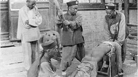 古代杖責「打屁股」。（圖／翻攝自微博）