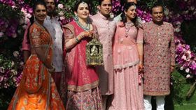 印石油大亨安巴尼（Mukesh Ambani）娶媳婦　送喜糖給當地警察
（圖／翻攝自twitter）
