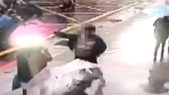 怪男捷運站隨機攻擊　拍打雨傘襲2女