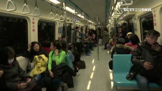 搭捷運被狂頂屁股　正妹：熱熱硬硬的