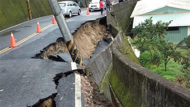 竹縣峨眉鄉道路因雨坍塌　暫單線通車