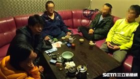 台北市萬華分局前往西園路一段餐廳臨檢時，當場查獲李姓男子等人在玩十八豆，全案訊後依賭博罪移送法辦（翻攝畫面）