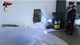 1名64歲婦女不滿遭前男友背叛，雇用4名西西里黑手黨殺手將前男友活封在牆內。（圖／擷取自《Il Giorno》）