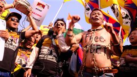 藏人赤裸上身綁上鐵鍊　抗議西藏不自由一名藏人赤裸上身寫著解放西藏，且身上綁上鐵鍊，10日與其他參加紀念西藏抗暴60週年遊行活動的人一起高呼口號，要求中國滾出去，讓西藏自由。中央社記者康世人新德里攝　108年3月10日