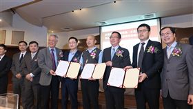 高市府與江蘇文峰集團簽訂農漁產品採購合約高雄市的鳳梨、蜜棗及石斑魚等農漁產品將前進江蘇，江蘇文峰集團代表10日與高雄市農會理事長蕭漢俊（左3）、高雄區漁會理事長謝龍隱（右3）簽訂採購合約，預計1年採購新台幣5億元的農漁產品，市長韓國瑜（右4）出席並見證。中央社記者陳朝福攝  108年3月10日