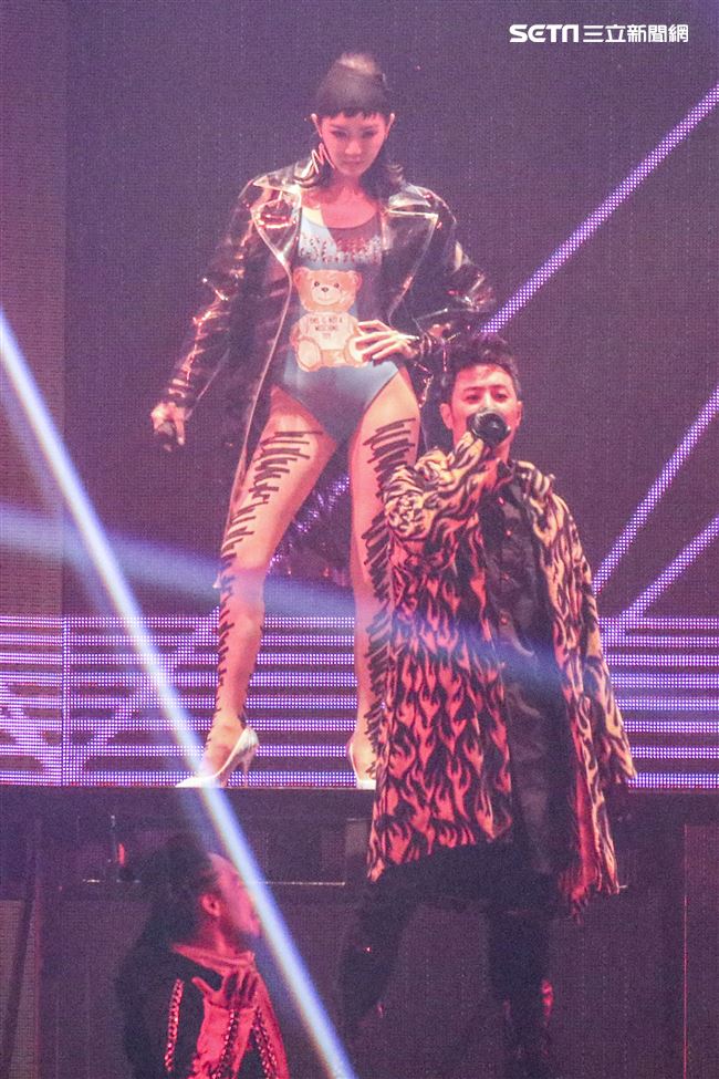 潘瑋柏Alpha創使者世界巡迴演唱會2019台北站，「姐姐」謝金燕火辣現身一同唱跳。（記者林士傑/攝影）