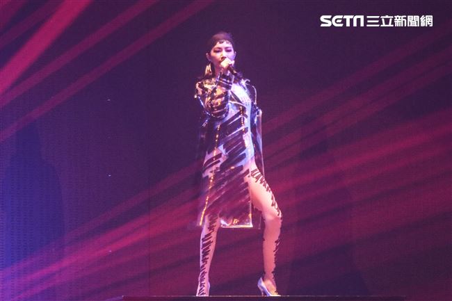 潘瑋柏Alpha創使者世界巡迴演唱會2019台北站，「姐姐」謝金燕火辣現身一同唱跳。（記者林士傑/攝影）