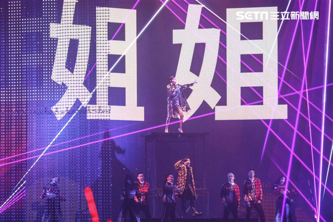 潘瑋柏Alpha創使者世界巡迴演唱會2019台北站，「姐姐」謝金燕火辣現身一同唱跳。（記者林士傑/攝影）