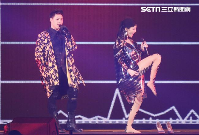 潘瑋柏Alpha創使者世界巡迴演唱會2019台北站，「姐姐」謝金燕火辣現身一同唱跳。（記者林士傑/攝影）