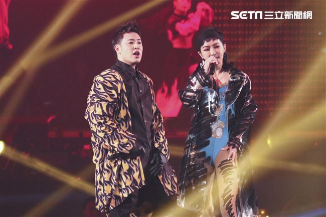 潘瑋柏Alpha創使者世界巡迴演唱會2019台北站，「姐姐」謝金燕火辣現身一同唱跳。（記者林士傑/攝影）