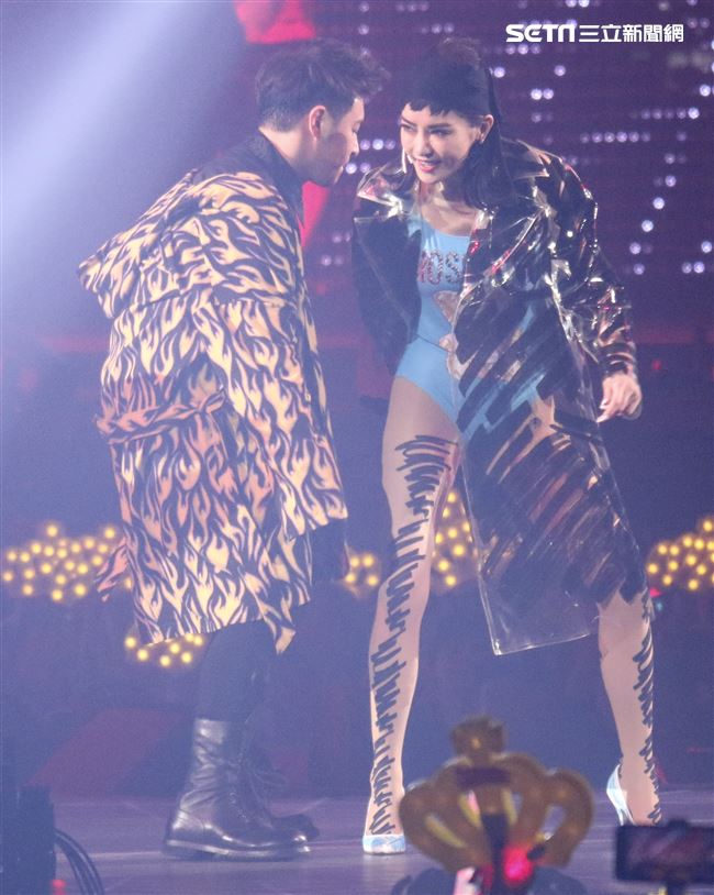 潘瑋柏Alpha創使者世界巡迴演唱會2019台北站，「姐姐」謝金燕火辣現身一同唱跳。（記者林士傑/攝影）