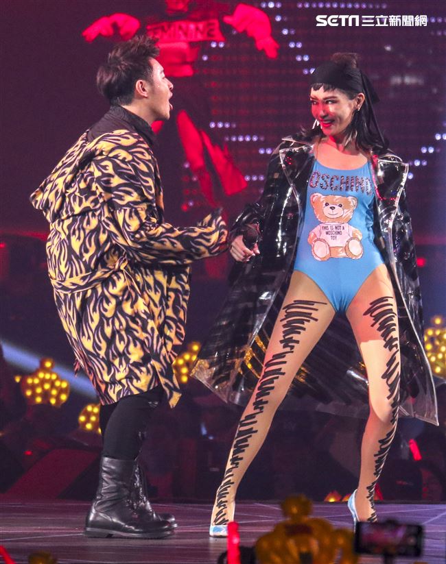 潘瑋柏Alpha創使者世界巡迴演唱會2019台北站，「姐姐」謝金燕火辣現身一同唱跳。（記者林士傑/攝影）