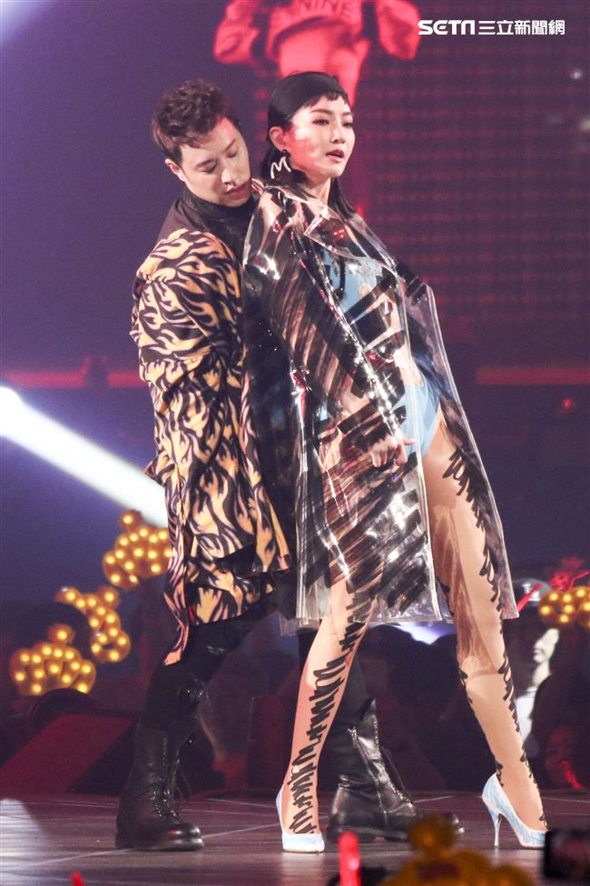 潘瑋柏Alpha創使者世界巡迴演唱會2019台北站，「姐姐」謝金燕火辣現身一同唱跳。（記者林士傑/攝影）