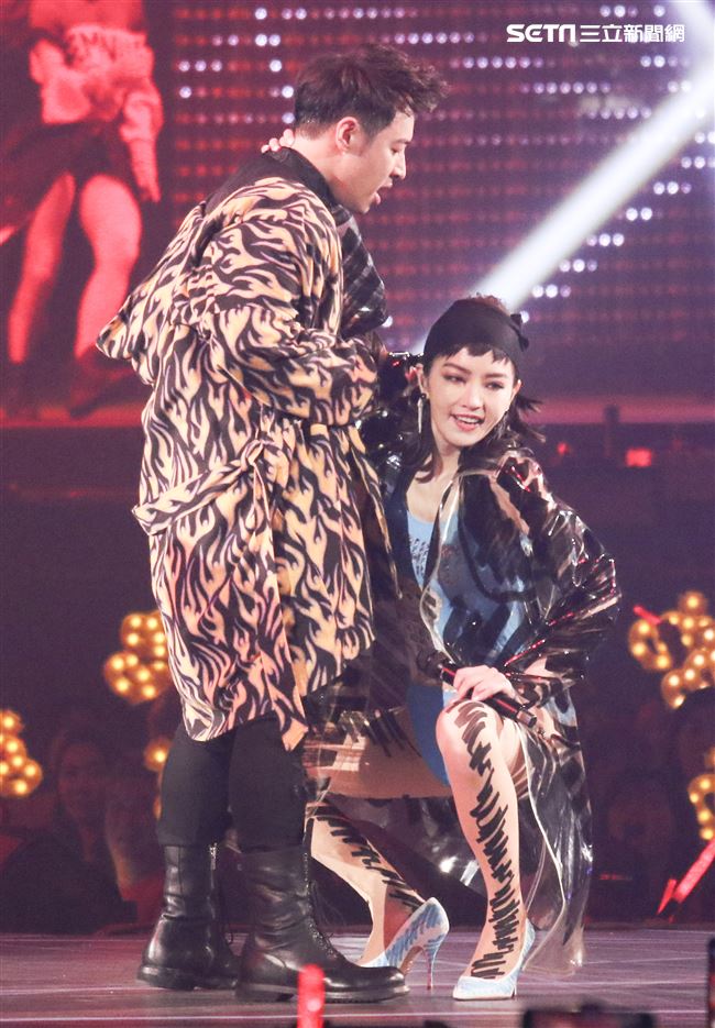 潘瑋柏Alpha創使者世界巡迴演唱會2019台北站，「姐姐」謝金燕火辣現身一同唱跳。（記者林士傑/攝影）