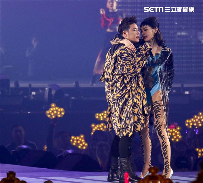 潘瑋柏Alpha創使者世界巡迴演唱會2019台北站，「姐姐」謝金燕火辣現身一同唱跳。（記者林士傑/攝影）