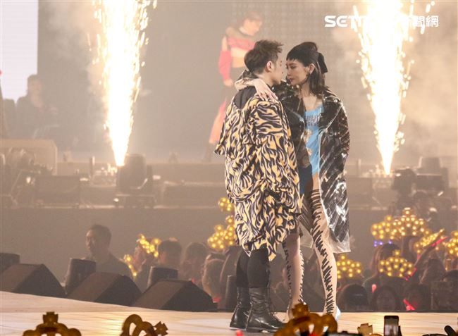 潘瑋柏Alpha創使者世界巡迴演唱會2019台北站，「姐姐」謝金燕火辣現身一同唱跳。（記者林士傑/攝影）