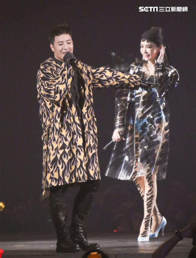 潘瑋柏Alpha創使者世界巡迴演唱會2019台北站，「姐姐」謝金燕火辣現身一同唱跳。（記者林士傑/攝影）