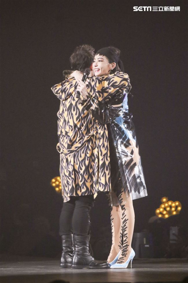 潘瑋柏Alpha創使者世界巡迴演唱會2019台北站，「姐姐」謝金燕火辣現身一同唱跳。（記者林士傑/攝影）