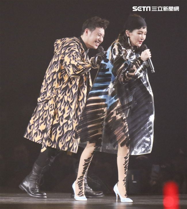 潘瑋柏Alpha創使者世界巡迴演唱會2019台北站，「姐姐」謝金燕火辣現身一同唱跳。（記者林士傑/攝影）