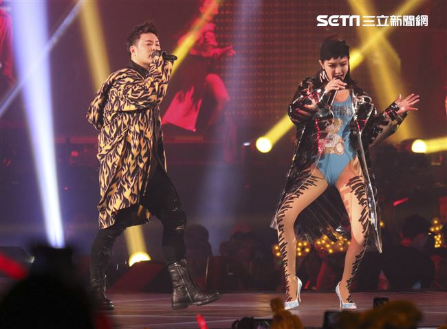 潘瑋柏Alpha創使者世界巡迴演唱會2019台北站，「姐姐」謝金燕火辣現身一同唱跳。（記者林士傑/攝影）