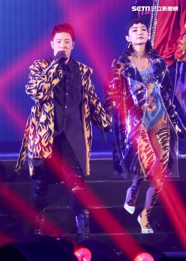 潘瑋柏Alpha創使者世界巡迴演唱會2019台北站，「姐姐」謝金燕火辣現身一同唱跳。（記者林士傑/攝影）