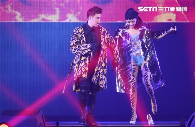 潘瑋柏Alpha創使者世界巡迴演唱會2019台北站，「姐姐」謝金燕火辣現身一同唱跳。（記者林士傑/攝影）
