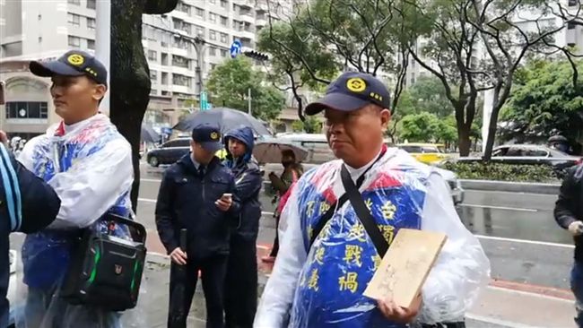 白狼被罵三字經！他嗆館長被酸賣國賊