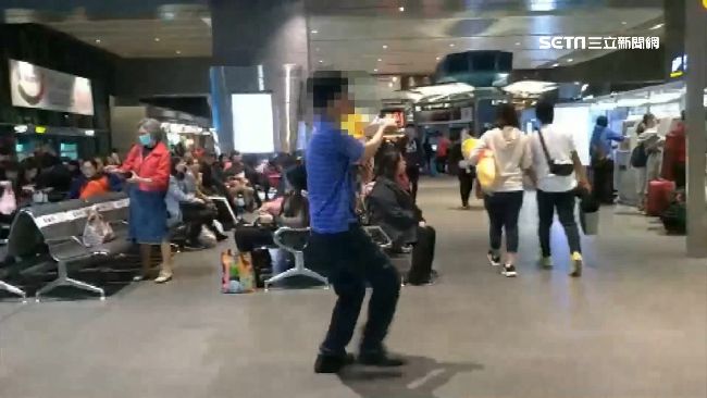 高鐵大廳搶嬰戰　詭異男嗆妻抱女跳舞