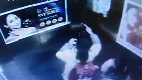 一般人遇到電梯突然下墜，都會嚇得失聲尖叫，但大陸湖南有2名小學女童相當冷靜，在下墜過程中用雙手抱頭，等到下墜的情況減緩，立刻按求救鈴，等待救援。女童自救影片曝光後，掀起網友熱議，紛紛大讚：「厲害！很多大人都做不到！」（圖／翻攝自梨視頻）