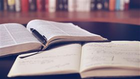 圖書館,看書,唸書,讀書／pixabay