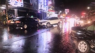 畫面曝光！醉男超車失控、馬路連環撞