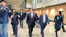 鄭文燦返抵國門（1）桃園市長鄭文燦（前中）日前率市府團隊前往美國參訪，11日清晨搭機返抵國門。中央社記者吳睿騏桃園攝  108年3月11日