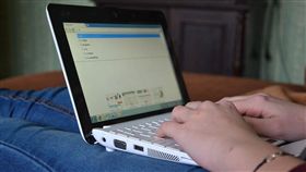 筆記型電腦,打電腦,用電腦,工作（示意圖／翻攝自PIXABAY）